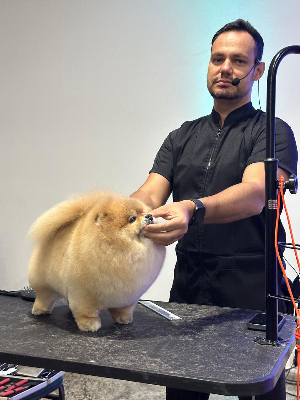Instrutor com Spitz após finalização da tosa
